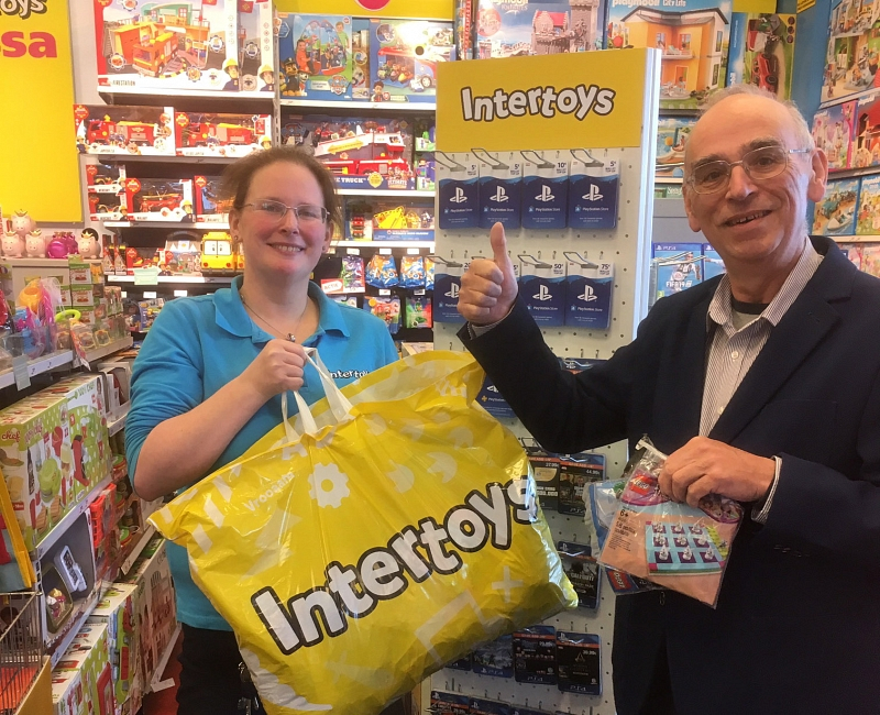 Intertoys Scheveningen doneert Lego-doosjes aan de Speelgoedbeurs
