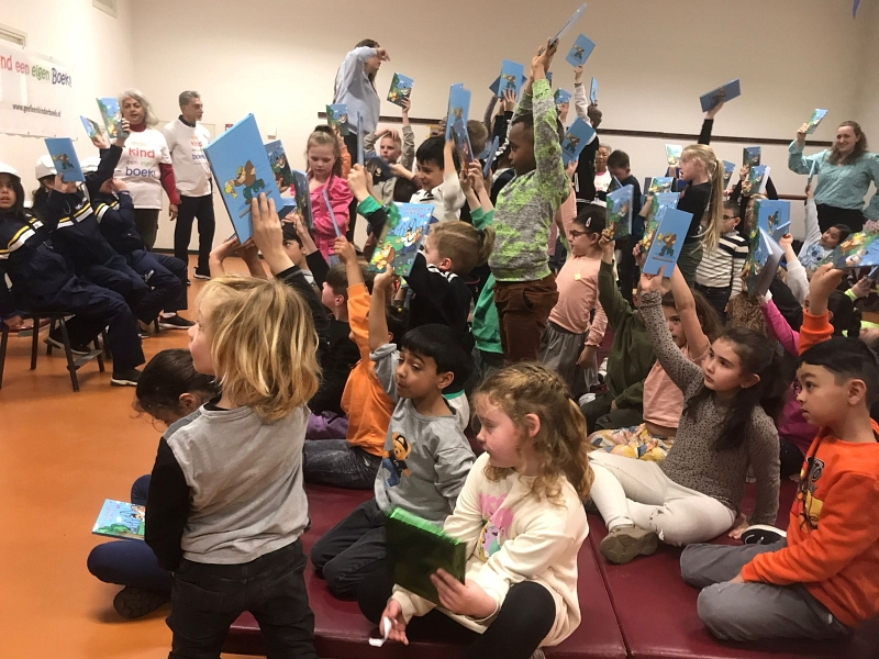 Burgemeester Van Zanen reikt boeken uit op De Jonge Wereld